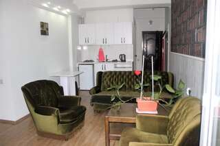 Гостевой дом Tbilisi Apartments Bukia Square Тбилиси Люкс с кроватью размера «king-size» и балконом-2