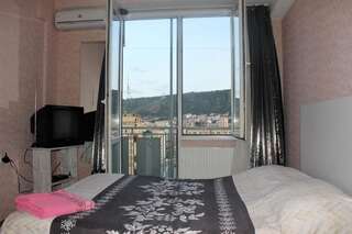 Гостевой дом Tbilisi Apartments Bukia Square Тбилиси Двухместный номер с 1 кроватью и балконом-4